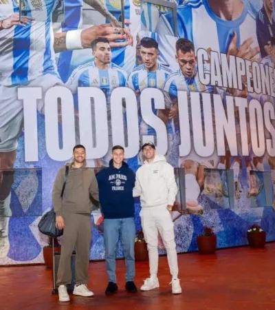 Rulli, el mendocino Castellanos y Dibu Martínez ya en la Argentina.