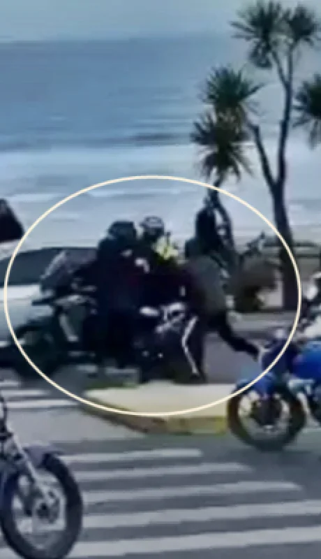 Momento en el que el empresario marplatense era atacado con el fin de robarle la moto mientras paseaba con su esposa.