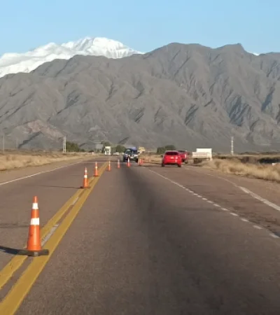 Un breve desvío en el lugar de la rotura del puente en el camino a Chile fue dispuesto por la Policía de Mendoza con el fin de evitar accidentes.