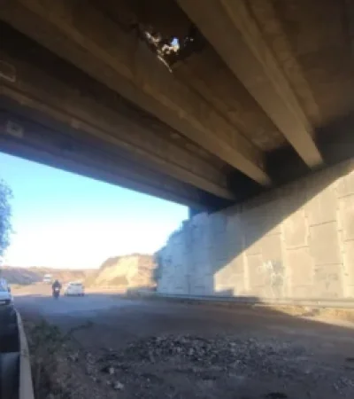 El agujero deja ver la luz del sol gracias a la rotura parcial del tramo de la Ruta 7 que hace las veces de puente camino al penal de Almafuerte II.