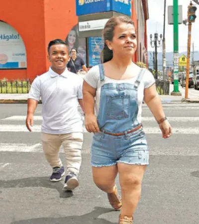 La acondroplasia es un trastorno genético que afecta el crecimiento óseo y se caracteriza por una estatura baja y extremidades cortas.