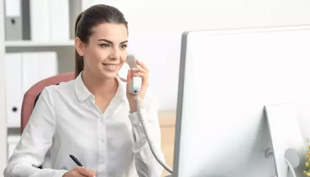 Además de sus responsabilidades administrativas, las secretarias a menudo actúan como el primer punto de contacto entre la empresa y el mundo exterior