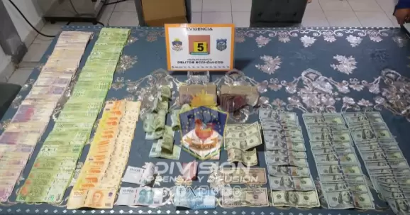 Dinero secuestrado durante el allanamiento luego de conocida la novedad dada a conocer por la mujer que fue estafada.