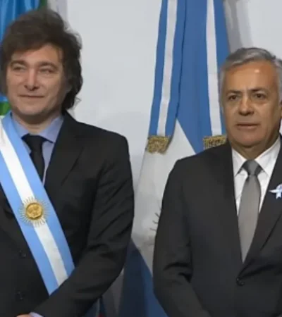 Javier Milei junto al gobernador Alfredo Cornejo durante la firma del Pacto de Mayo realizado el 9 de julio en Tucumán.