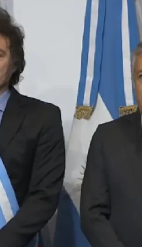 Javier Milei junto al gobernador Alfredo Cornejo durante la firma del Pacto de Mayo realizado el 9 de julio en Tucumán.