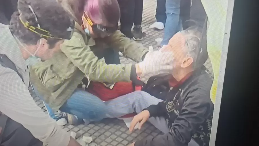 La Policía reprimió a los jubilados con gases lacrimógenos y golpes, en una marcha que se organizó desde el Congreso Nacional hasta Plaza de Mayo