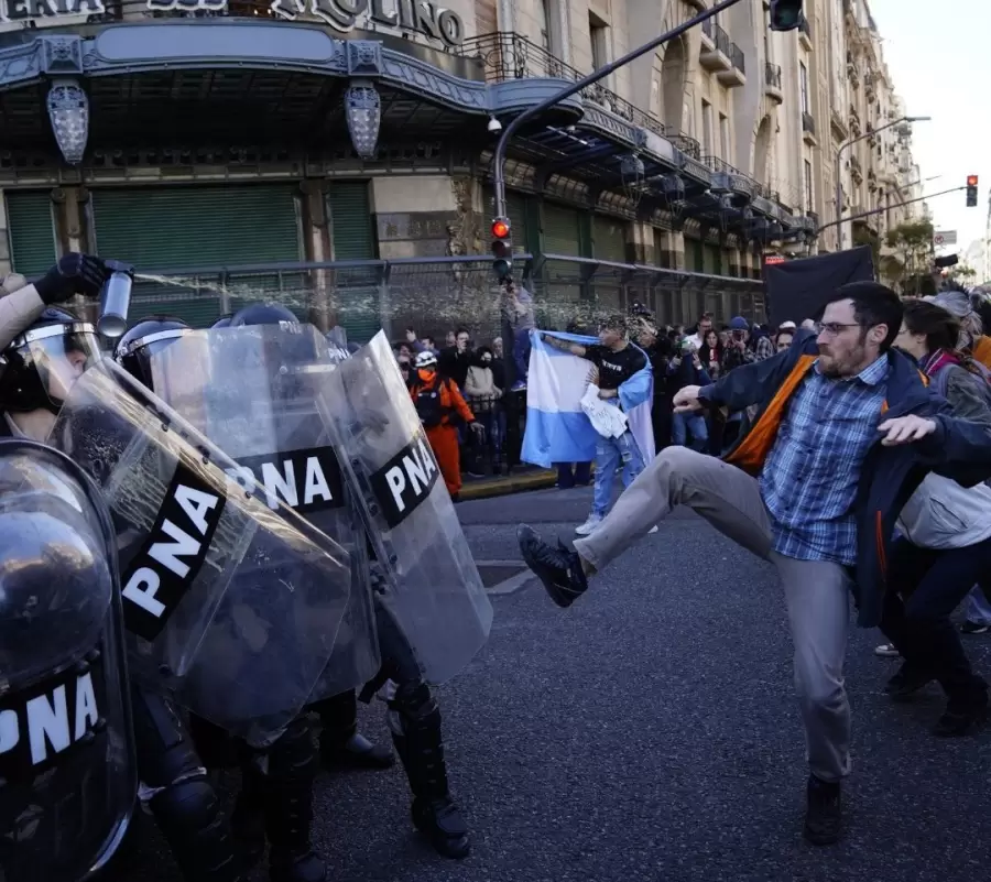 Un grupo de jubilados trató de marchar por Avenida Rivadavia, y comenzaron a ser reprimidos por las fuerzas de seguridad