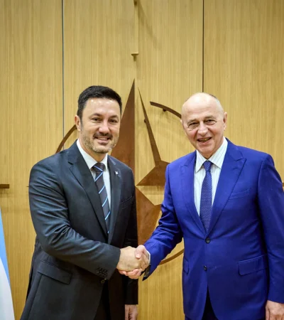 El ministro Petri presentando la Carta de Intención para constituirse en "socio global" de la OTAN