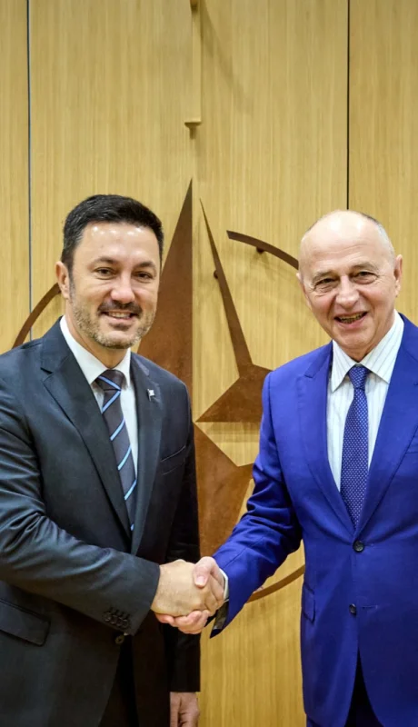 El ministro Petri presentando la Carta de Intención para constituirse en "socio global" de la OTAN