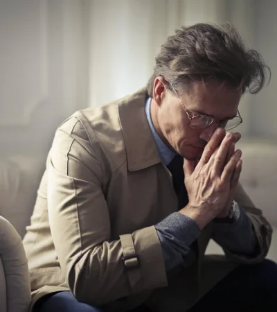 Triste Empresario Maduro Pensando En Problemas En La Sala De Estar