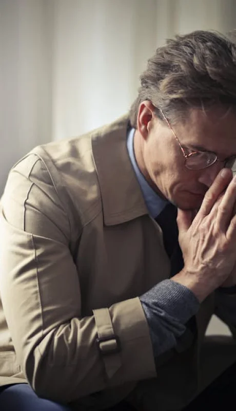 Triste Empresario Maduro Pensando En Problemas En La Sala De Estar