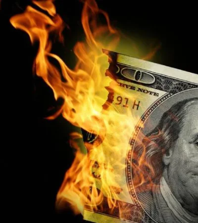 En el mercado consideran que la baja responde al "blanqueo, las obligaciones tributarias, la moratoria y las necesidades corrientes de pesos".