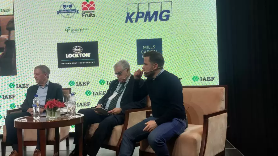 Panel con políticos