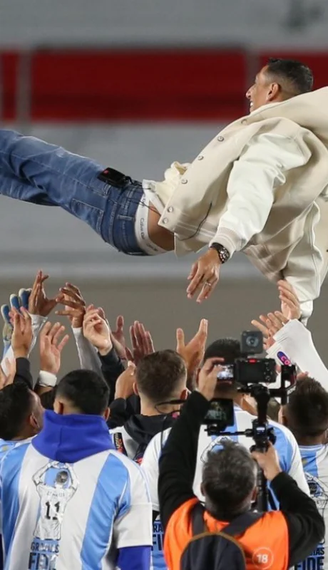 Fideo tuvo su merecido homenaje en la previa.