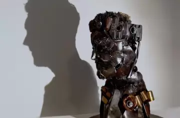 Ingenio: un artista argentino realizó una escultura de Messi con materiales reciclados