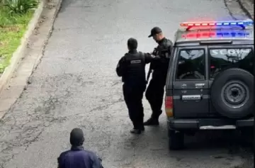 Sin luz y rodeada por fuerzas chavistas: la crítica situación de la Embajada argentina en Venezuela