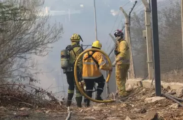 Incendios en Córdoba: todavía hay focos y los bomberos luchan