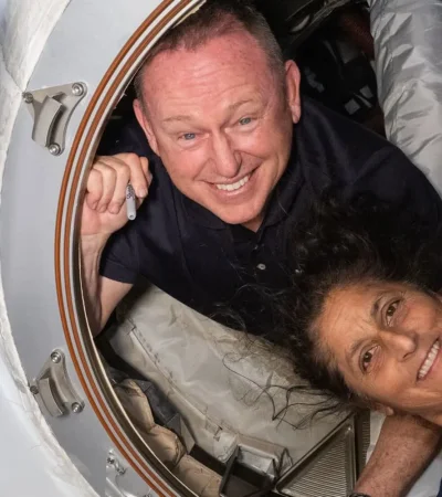 Butch Wilmore y Suni Williams aparecen serenos, pero la procesión va por dentro. (Imagen: web)