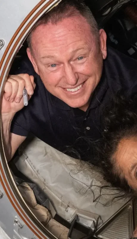 Butch Wilmore y Suni Williams aparecen serenos, pero la procesión va por dentro. (Imagen: web)