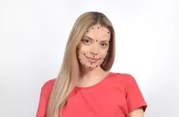 ¿Qué significa que una persona sonría sin mostrar los dientes?