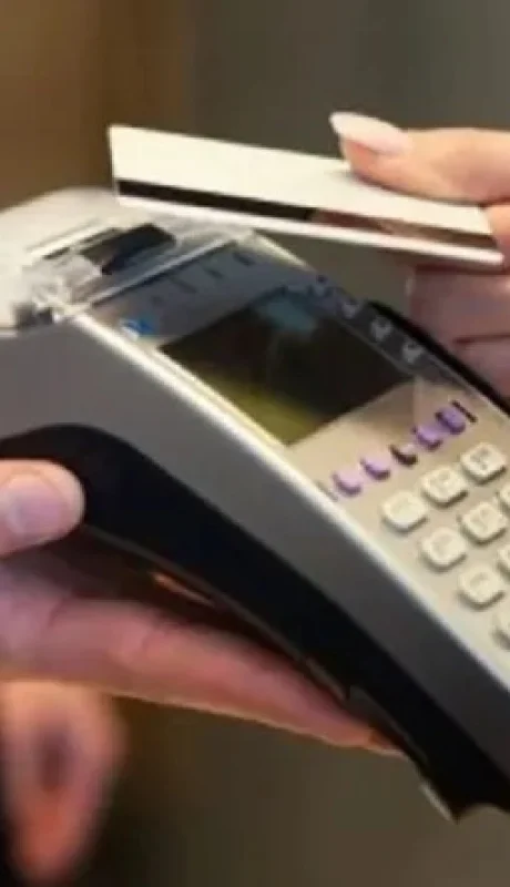 Desde ahora los comercios deberán ofrecer posnet inalámbricos.