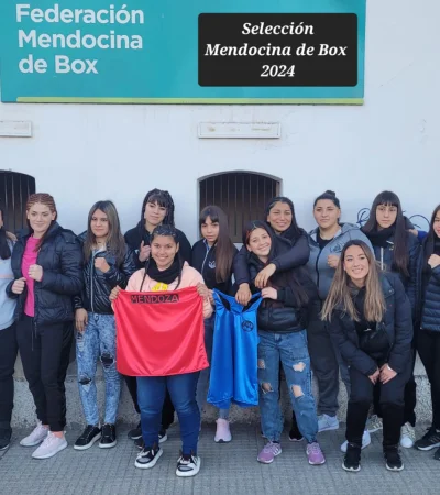 La delegación en pleno junta a la presidenta de la Federación mendocina Daiana San Román