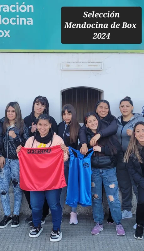 La delegación en pleno junta a la presidenta de la Federación mendocina Daiana San Román