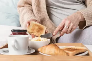 ¿Adiós, tostadas? La nueva batalla de los nutricionistas revoluciona tu desayuno