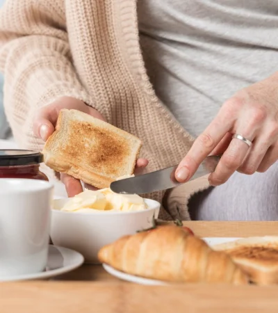 ¿Adiós, tostadas? La nueva batalla de los nutricionistas revoluciona tu desayuno