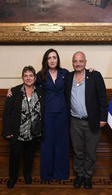 Victoria Villarruel y los sobrevivientes.