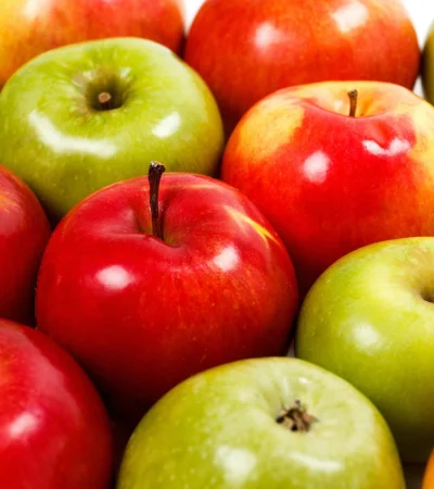 Las manzanas contienen antioxidantes que combaten los daños generados por los radicales libres.