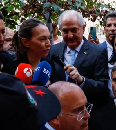 La hija de Edmundo González Urrutia leyendo la misiva de su padre