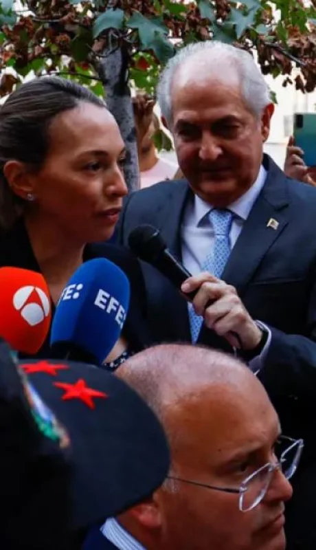 La hija de Edmundo González Urrutia leyendo la misiva de su padre