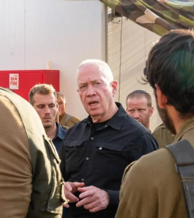 El ministro de Defensa, Yoav Gallant, en una de sus visitas a las tropas desplegadas en el frente