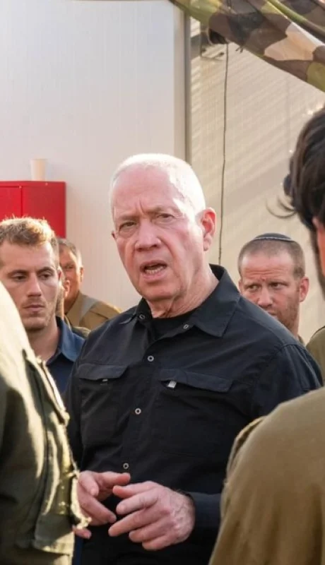 El ministro de Defensa, Yoav Gallant, en una de sus visitas a las tropas desplegadas en el frente