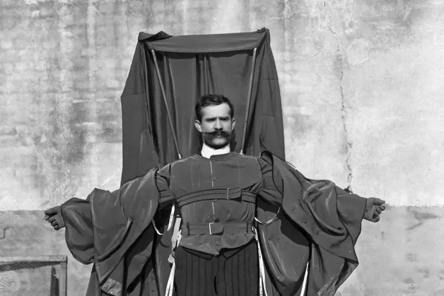 El sastre Franz Reichelt con su creación a cuestas. (Imagen: web)