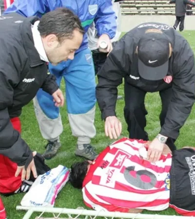 Carlos Azcurra en el césped del Malvinas tras ser herido.