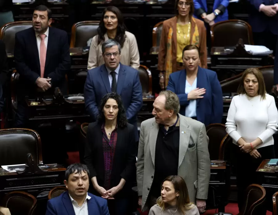 Legisladores kirchneristas minutos antes de iniciarse la sesión. (Foto: NA)