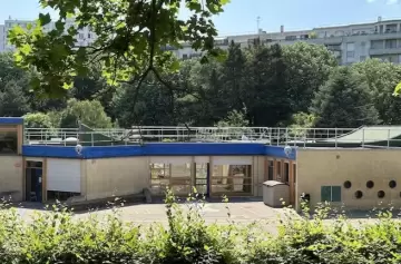 Maestra golpea brutalmente a una niña de 3 años en su primer día de clases en París