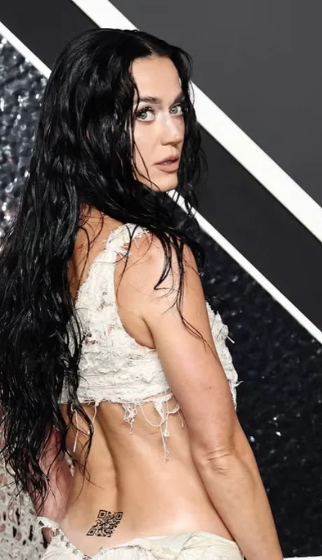 Perry llevó un tatuaje en forma de QR en la zona baja de la espalda.