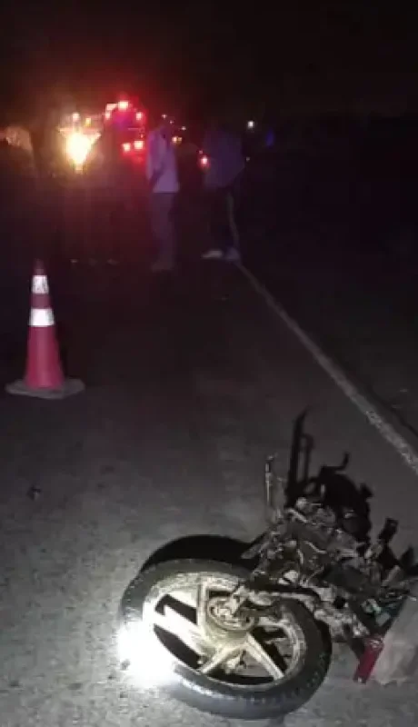 La moto se incendió luego de embestir frontalmente al camión.