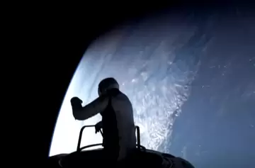 Cómo fue la primera caminata de turismo espacial