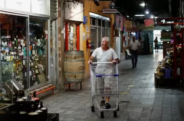 Los argentinos se achican cada vez más en los gastos y ya recurren a sus ahorros