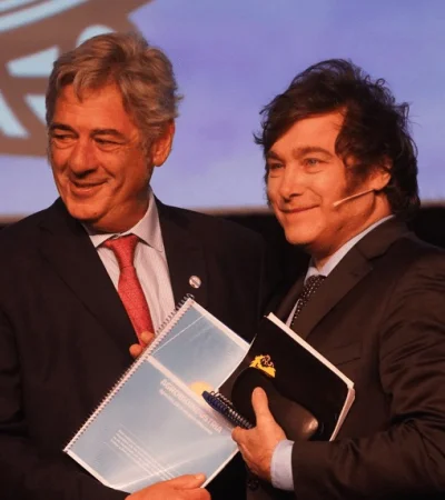 El presidente Javier Milei junto al titular de la Sociedad Rural Argentina, Nicolás Pino