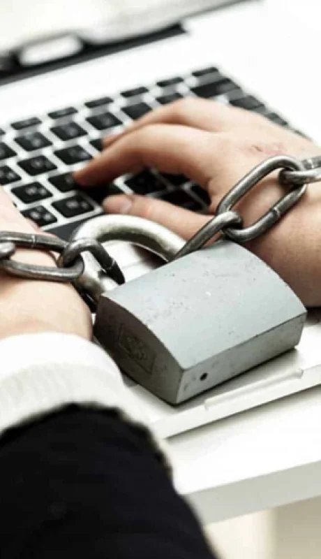 El problema aparece cuando durante años se sostiene una rutina laboral de carga horaria excesiva.