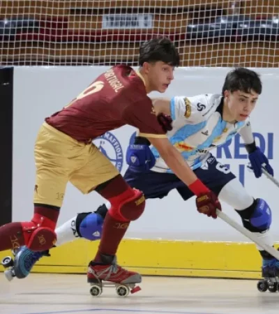El mendocino Valentino Marzonetto tratando de recuperar la bocha durante el segundo tiempo del partido en el que cayó finalmente la albiceleste.