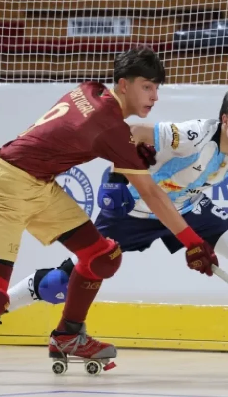 El mendocino Valentino Marzonetto tratando de recuperar la bocha durante el segundo tiempo del partido en el que cayó finalmente la albiceleste.