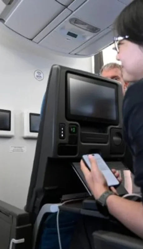 El Papa Francisco dialogando con los periodistas que lo acompañaron en su gira reciente./