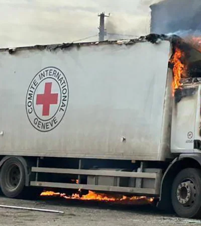 El camión de la Cruz Roja Internacional transportaba leña y carbón para la población más vulnerable.