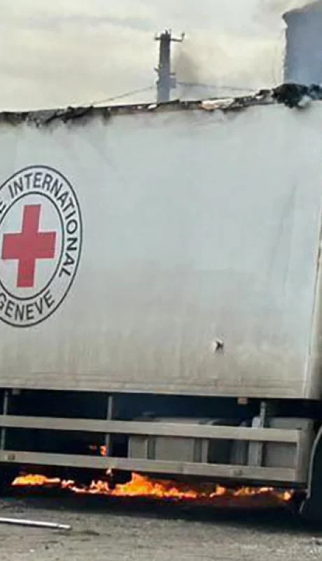 El camión de la Cruz Roja Internacional transportaba leña y carbón para la población más vulnerable.